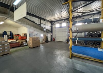 Depozit industrial modern cu numeroase cutii și articole