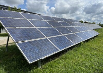 O scenă pitorească a panourilor solare pe un câmp înierbat la Parcul Industrial Fotovoltaic Energie Verde din Vetis, Satu Mare