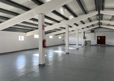 Spacious warehouse with white walls and ceiling. Poza interior Parc industrial Areli - Vetis - satu mare.