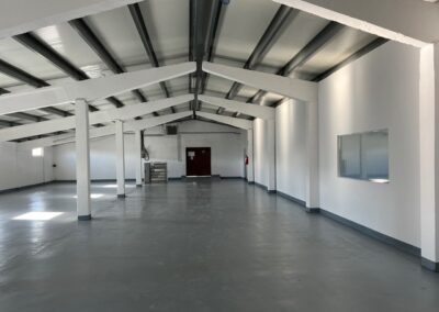 Empty warehouse with white walls and ceiling. Poza interior Parc industrial Areli - Vetis - Satu Mare